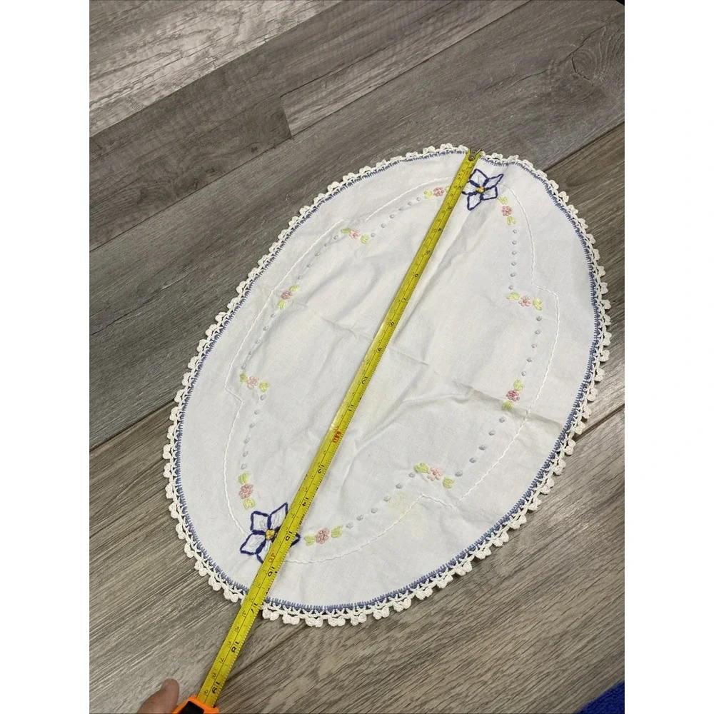 Vintage Floral Hand Embroidered Crocheted Trim Oval Doily Table Runner‎